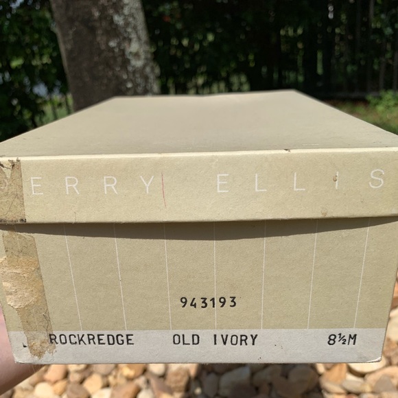 PERRY ELLIS Leather Victorian Mary Janes Heels - Picture 11 of 11